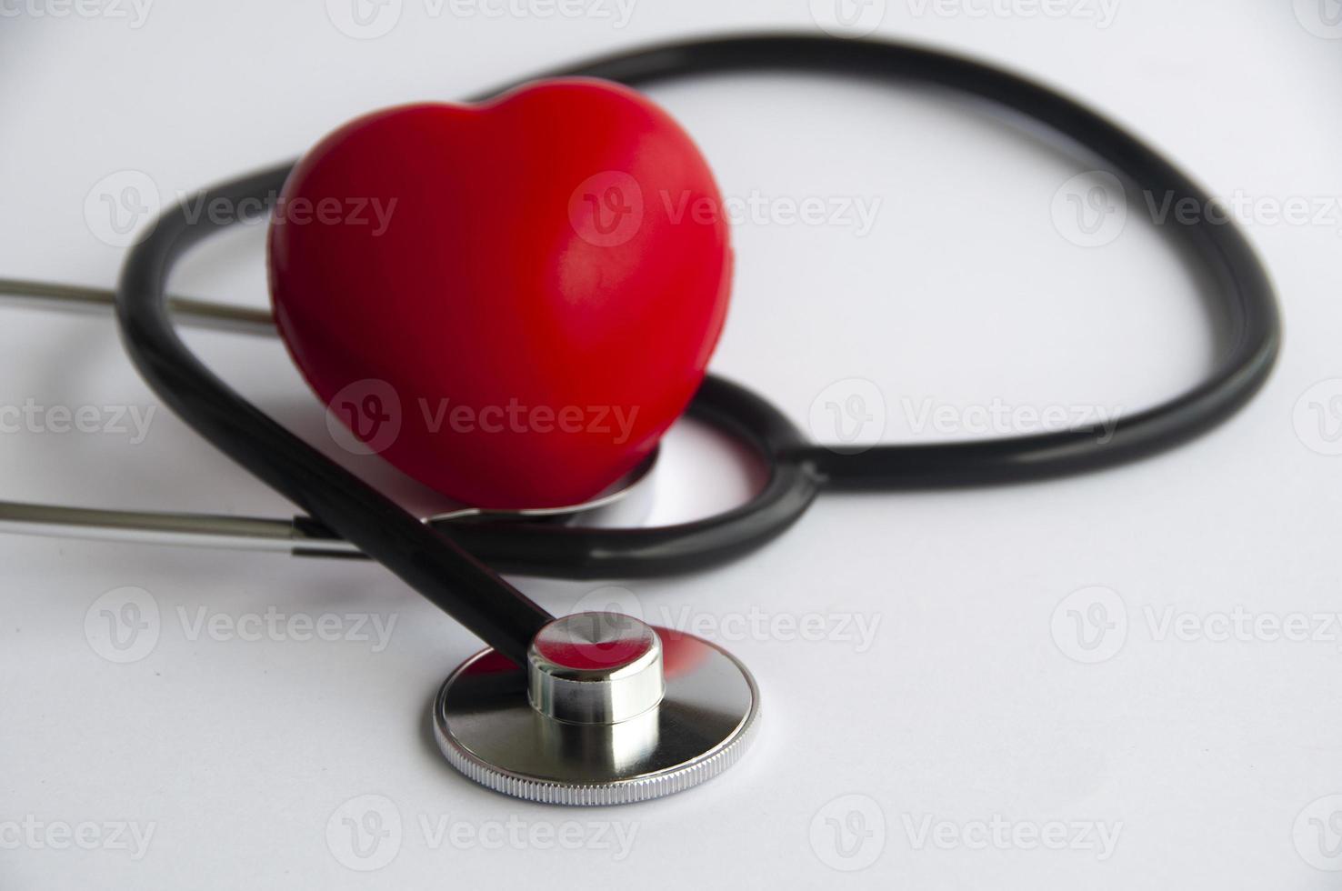 stéthoscope en forme de coeur sur fond blanc. espace de copie et concept de santé photo