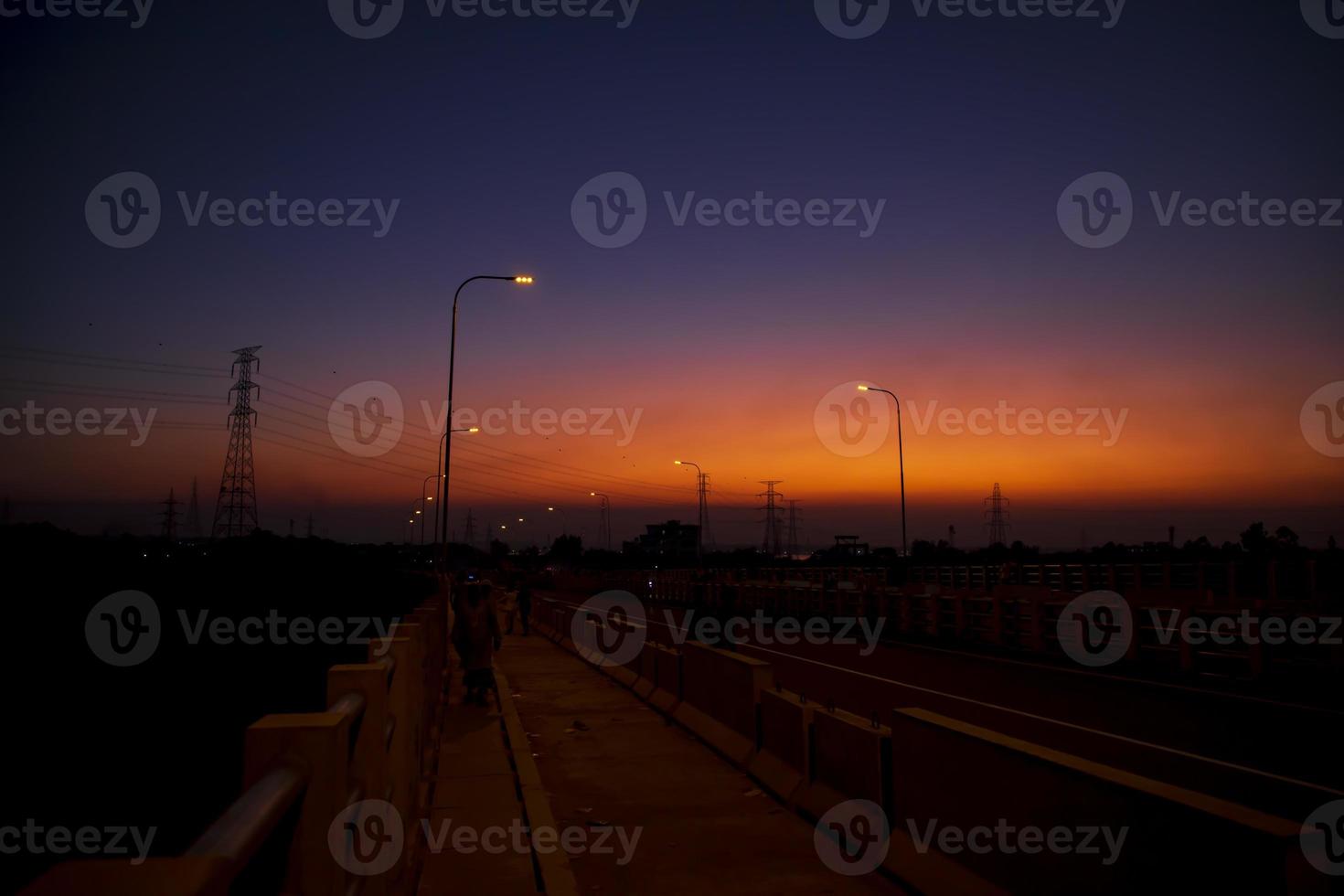 vue spectaculaire sur le paysage coloré après le coucher du soleil photo