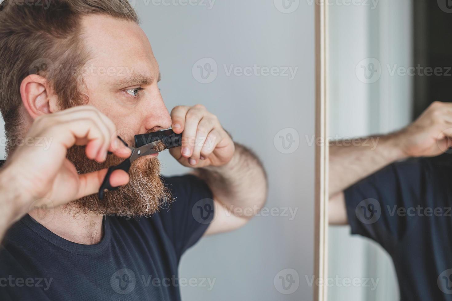 homme se coupant la moustache et la barbe à la maison photo