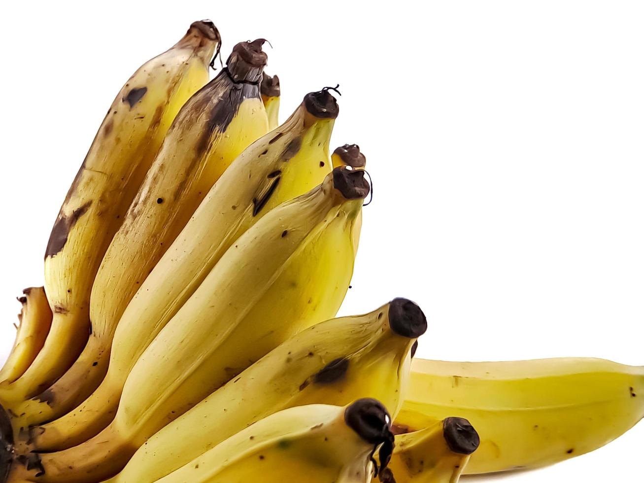 un tas de vieilles bananes nam wah trop mûres qui sont très savoureuses et sucrées photo
