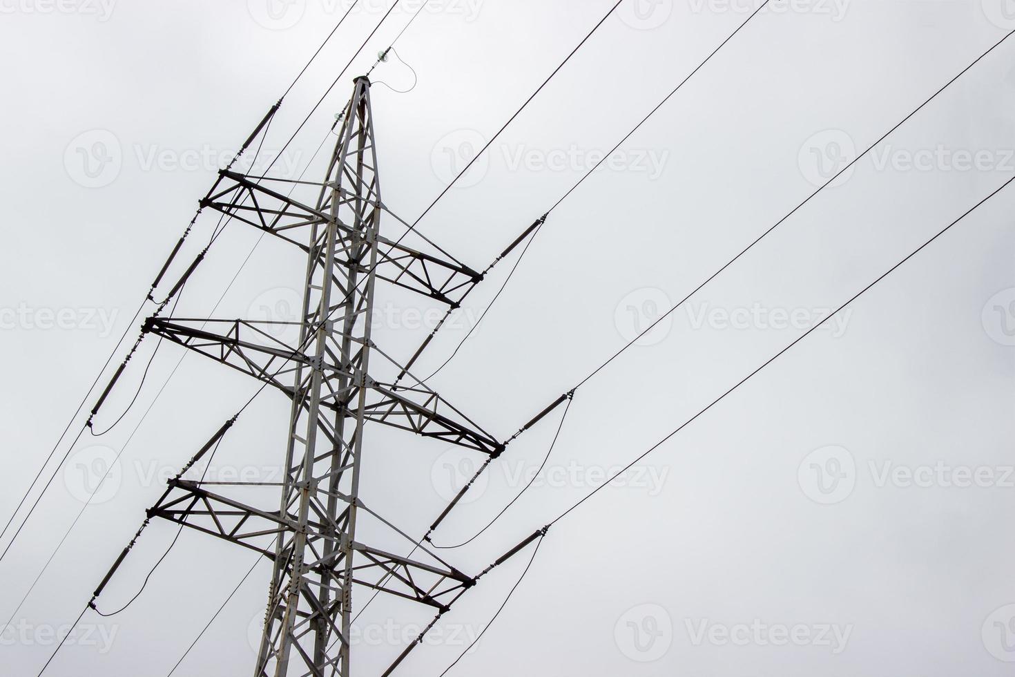 ligne de transport d'électricité par temps nuageux photo