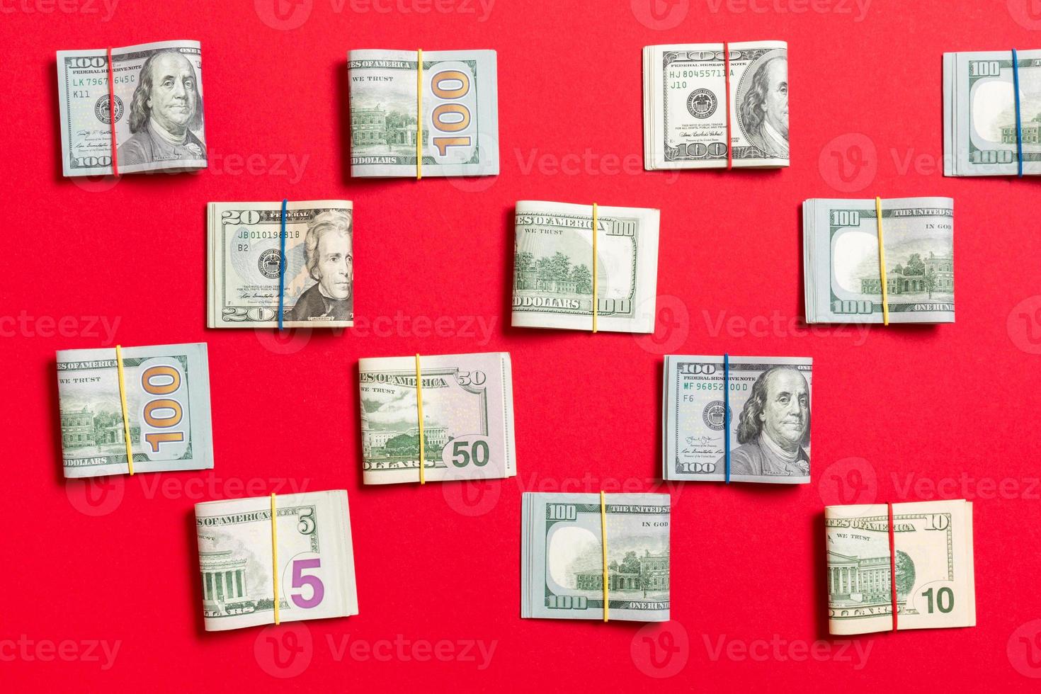 Arrière-plan coloré avec de l'argent des billets de cent dollars américains sur le dessus wiev avec copie espace pour votre texte dans le concept d'entreprise photo