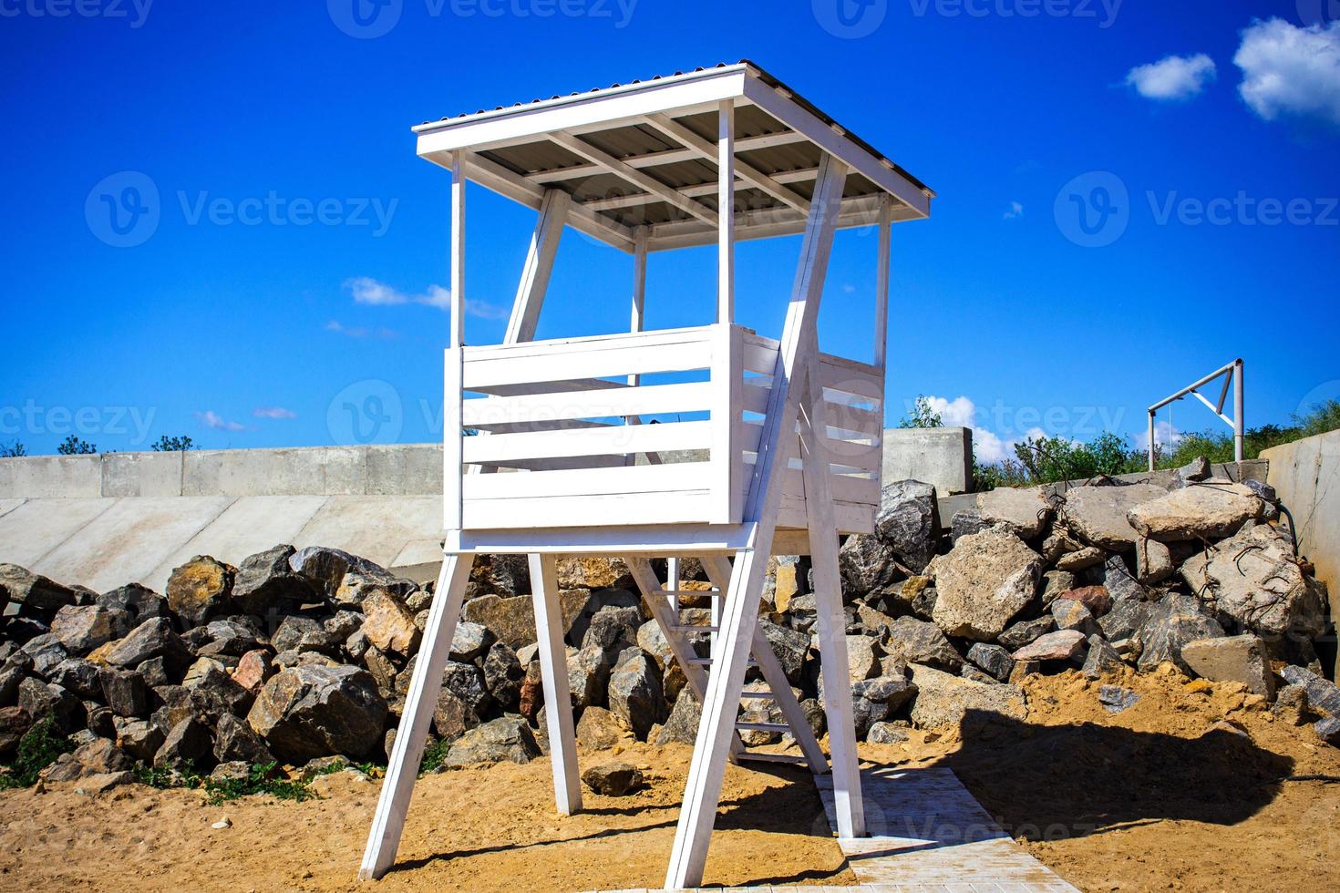 poste de sauvetage sur la plage. chien de garde sur la plage photo