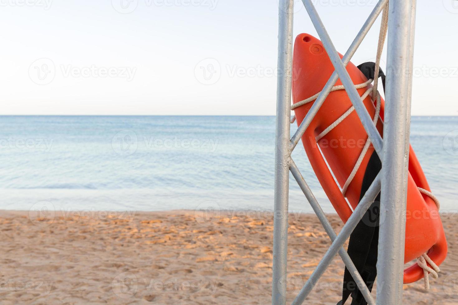 tour de sauveteur avec bouée orange sur la plage. bouée de sauvetage sur le poteau de sauvetage en fer photo