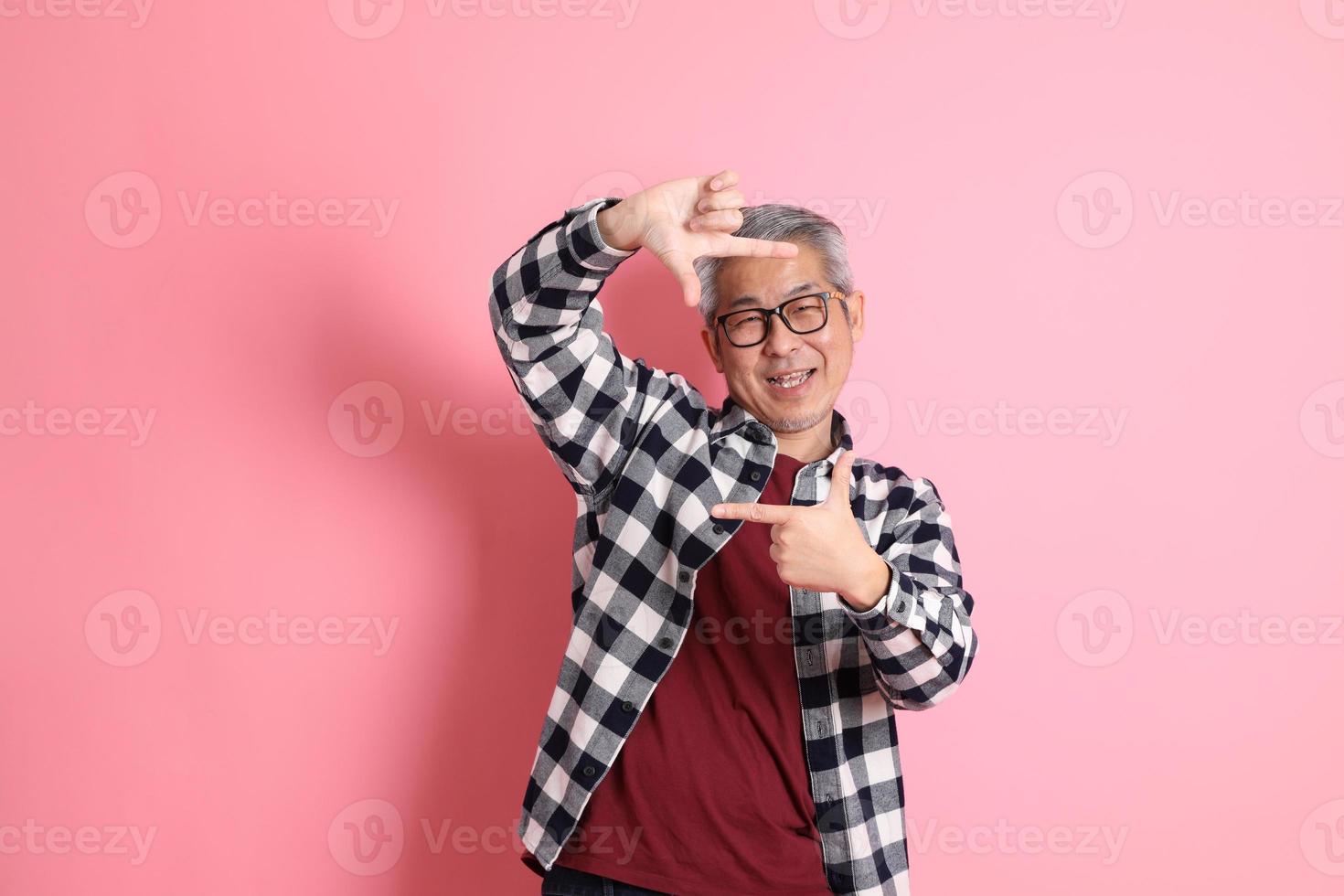 homme asiatique sur rose photo