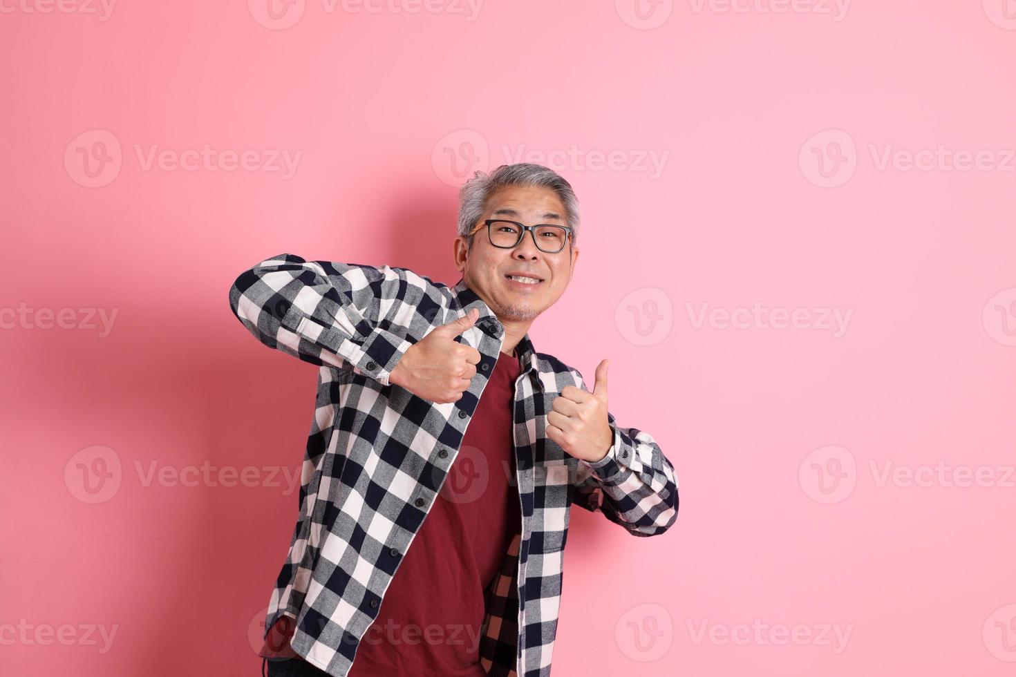 homme asiatique sur rose photo