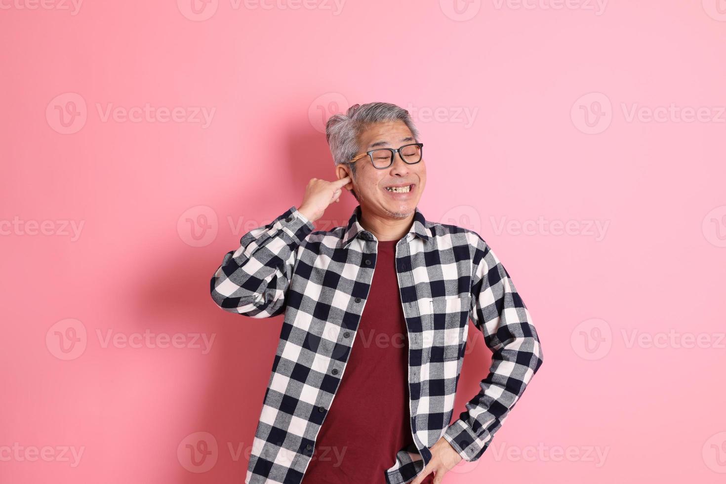 homme asiatique sur rose photo