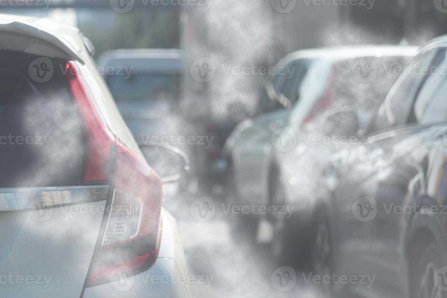 pollution de l'air par le trafic de fumée d'échappement des voitures dans la ville. réduire la pollution due au réchauffement climatique et le dioxyde de carbone provenant de la combustion des moteurs. photo