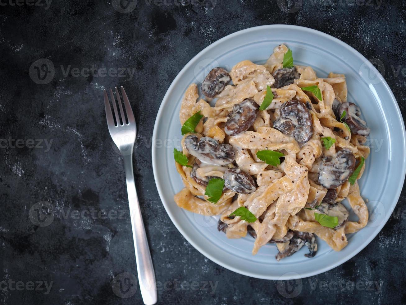 pâtes maison aux champignons champignons et sauce carbonara. photo