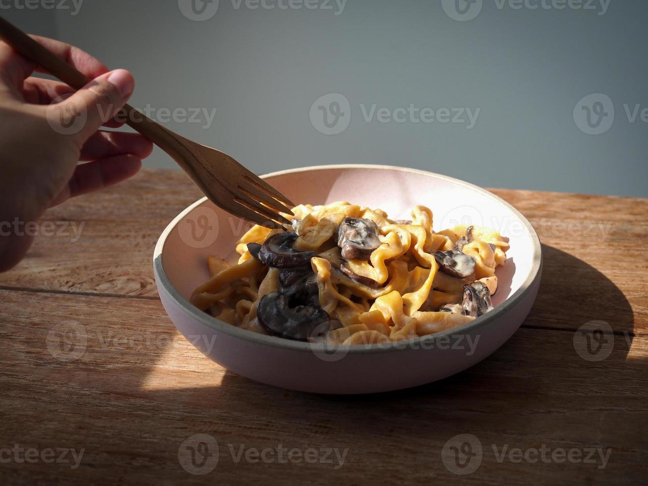 un plat de pâtes maison aux champignons champignons et sauce carbonara. photo