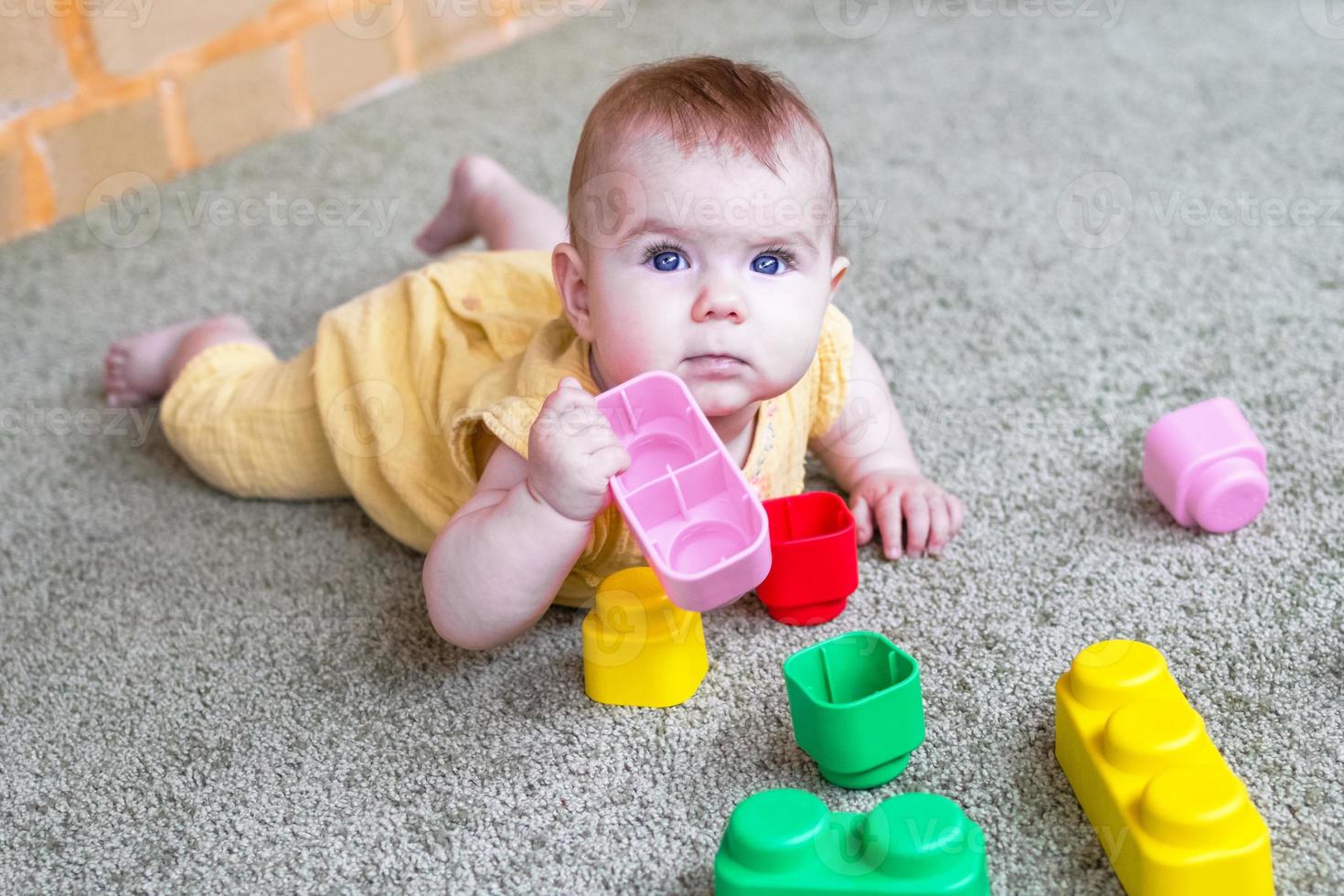 portrait de style de vie candide de petite fille. enfant jouant avec un constructeur coloré en plastique souple. photo