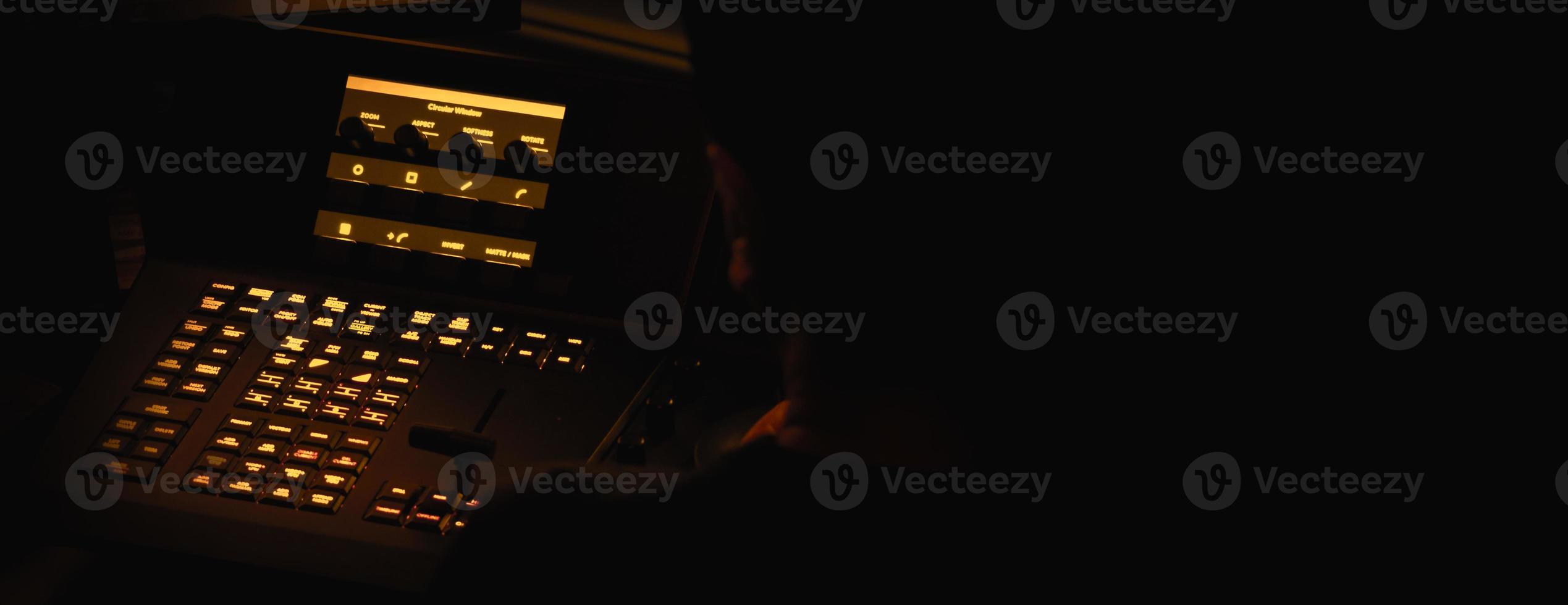 modifier le panneau de contrôle de la production vidéo en studio. montage de l'éditeur et qualité du film dans la salle de publication du film. photo