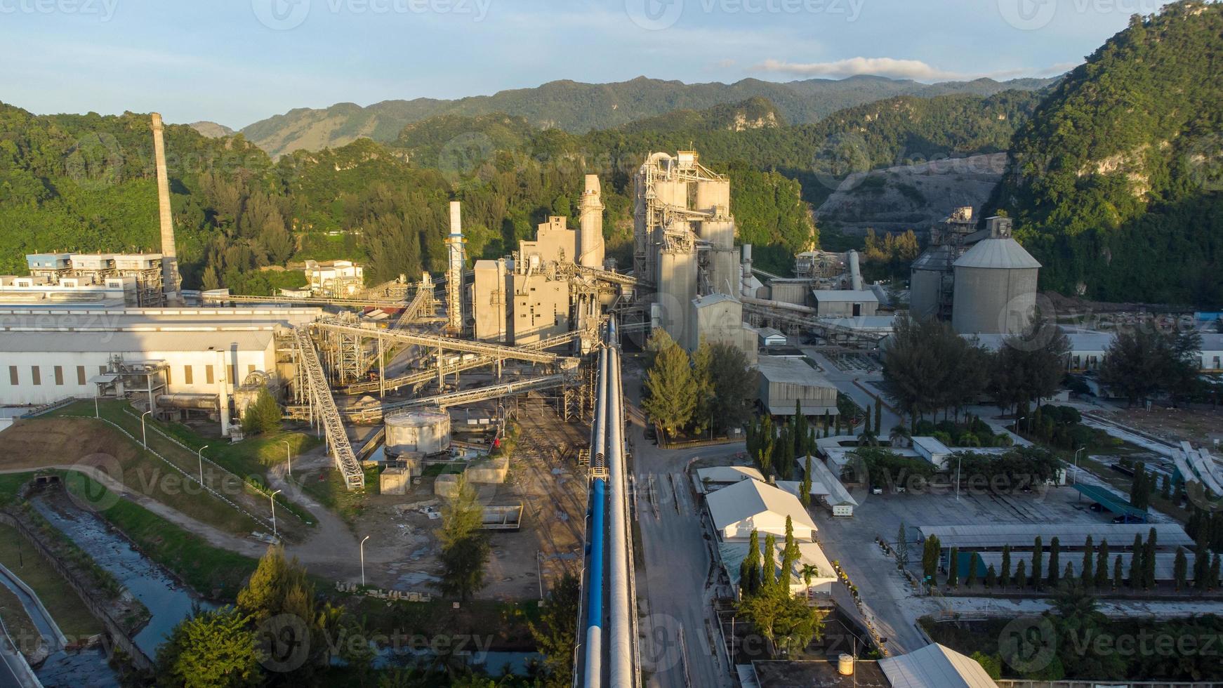 photo aérienne de la cimenterie andalas