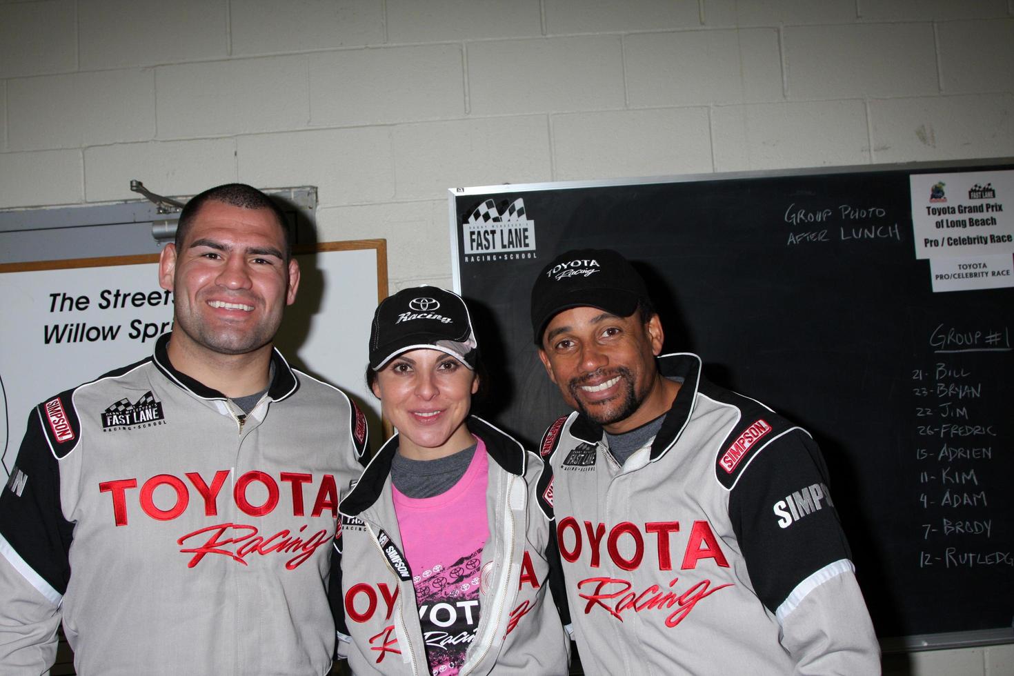 los angeles, 17 mars - cain velasquez kate del castillo hill harper lors de la séance d'entraînement pour la 36e course de célébrités toyota pro qui se tiendra à long beach, ca le 14 avril 2012 à l'hippodrome de willow springs le 17 mars 2012 à willow springs , Californie photo