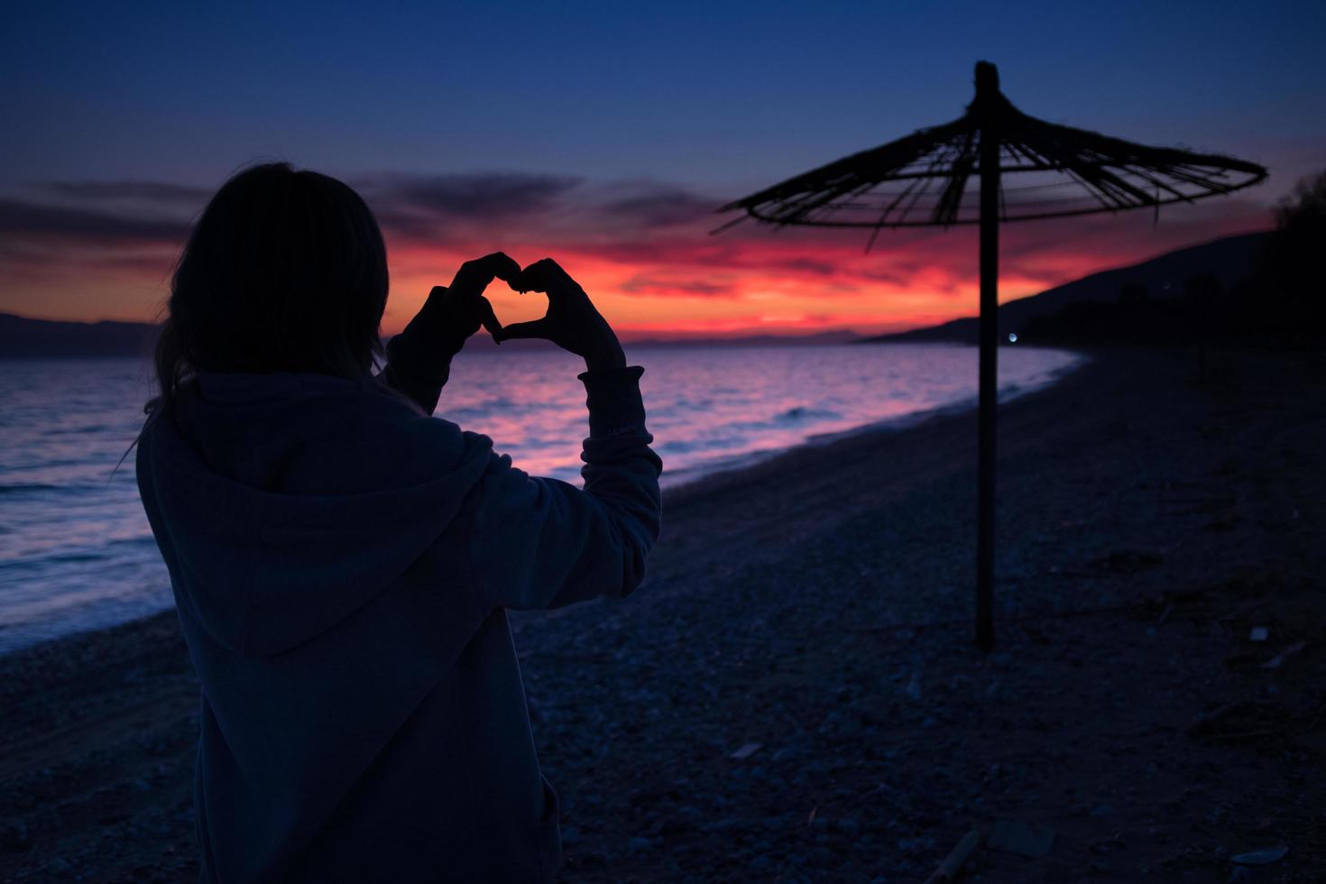 forme de coeur d'amour au coucher du soleil photo