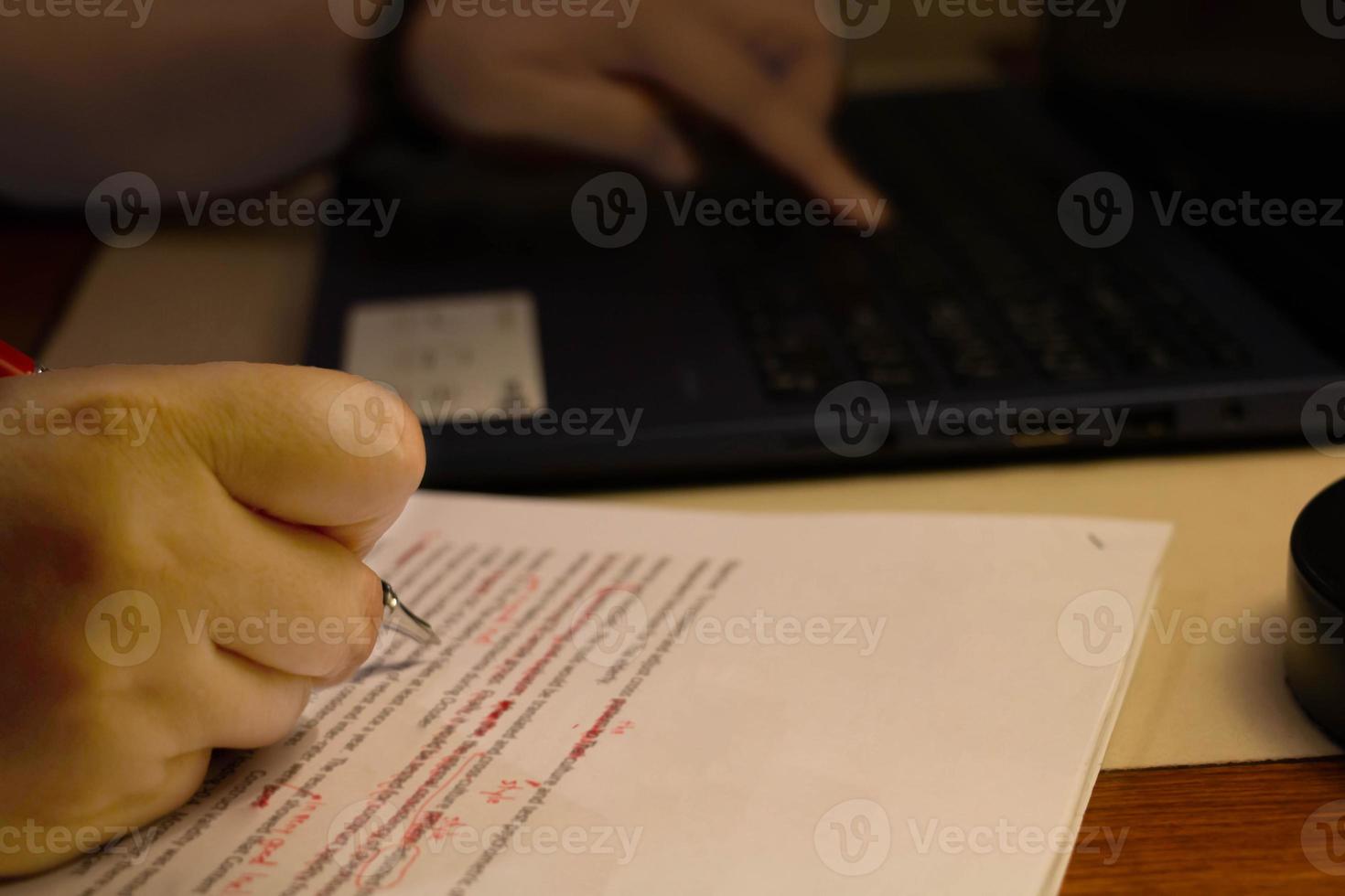 papier de relecture flou sur la table photo