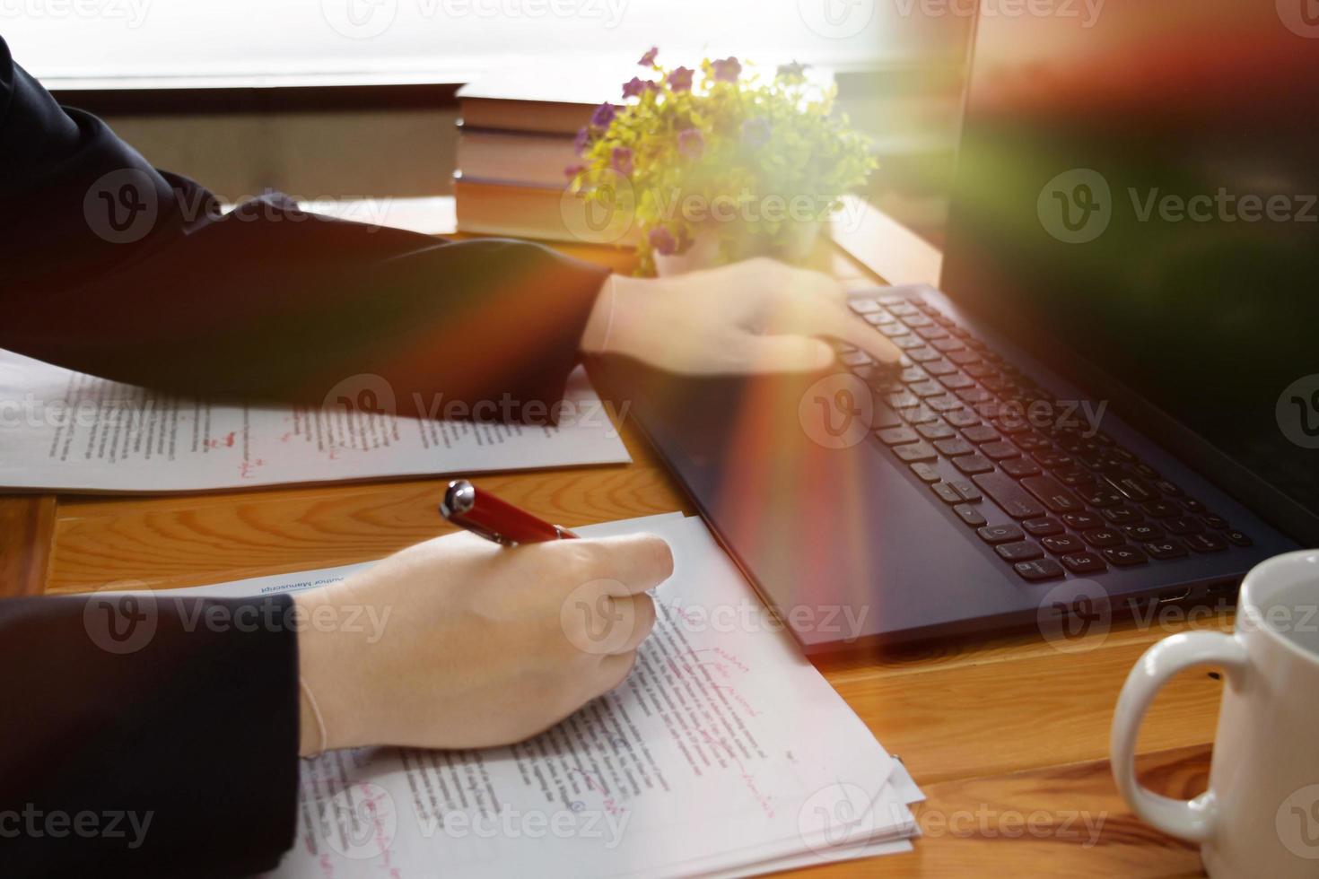 édition de texte flou sur le bureau au bureau photo