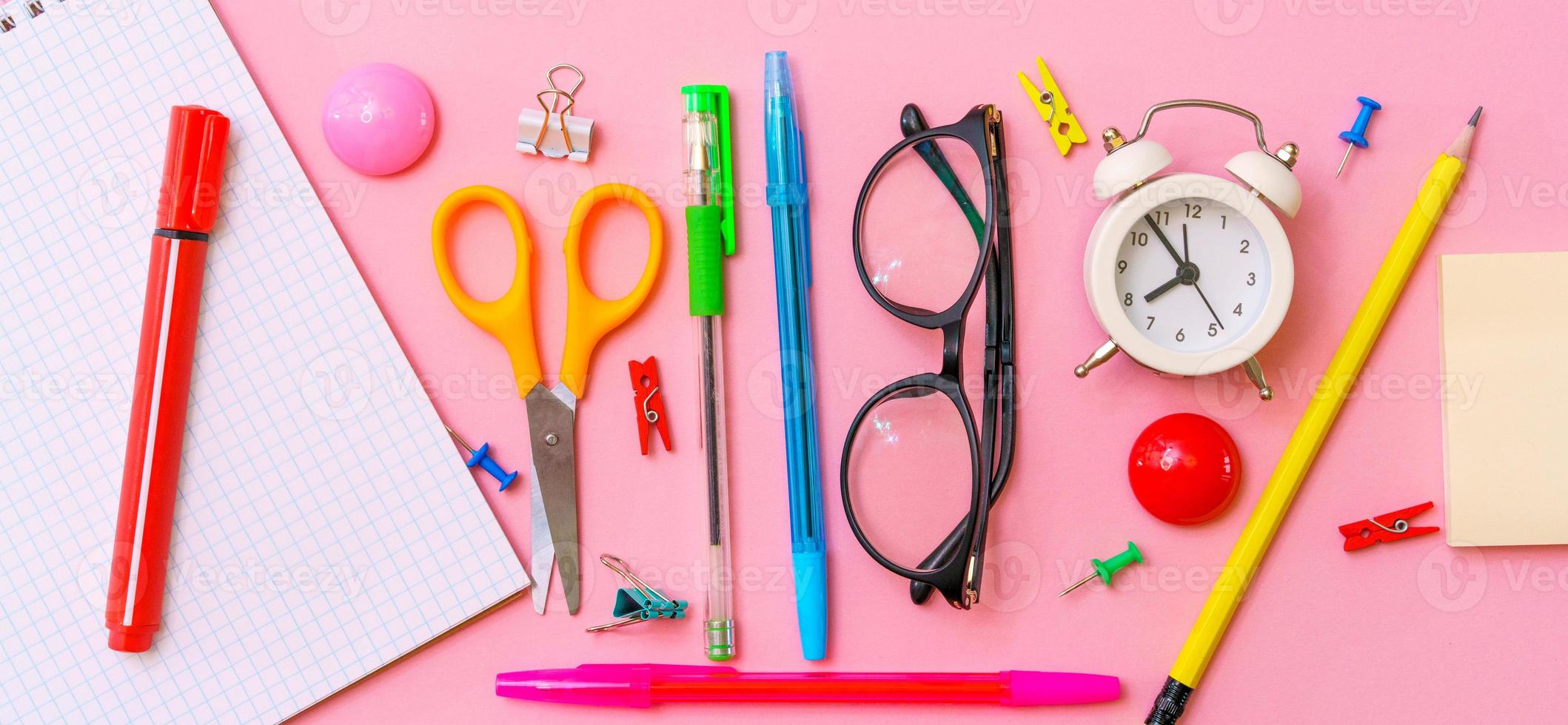 cahier scolaire et diverses fournitures de bureau. concept de retour à l'école. brillant photo