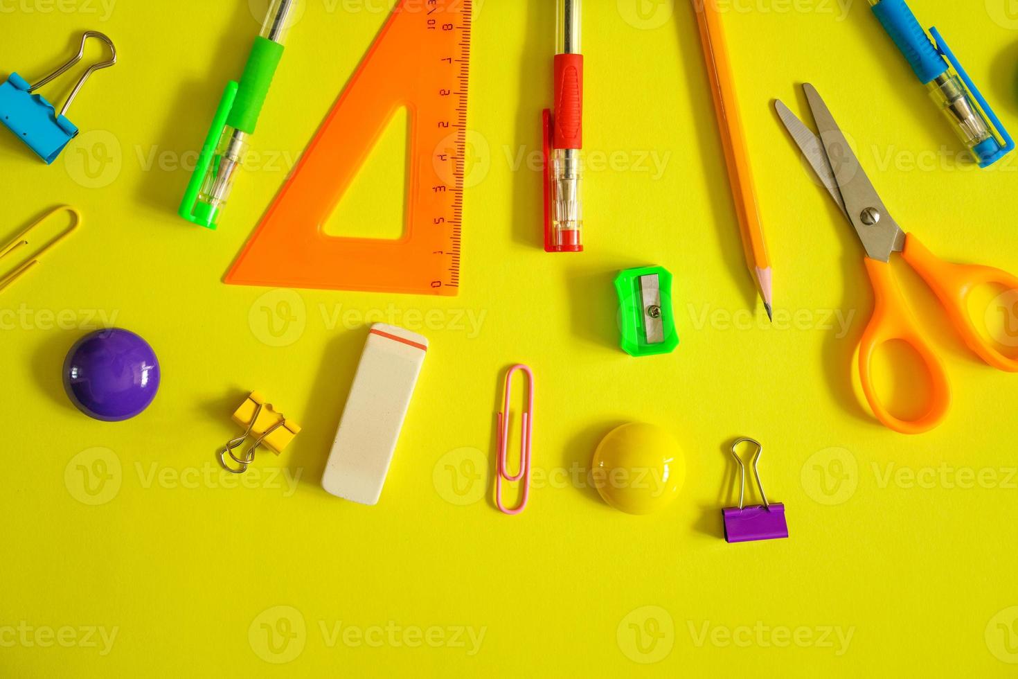 outils pour le travail créatif scolaire sur fond jaune papeterie, stylo corondash photo