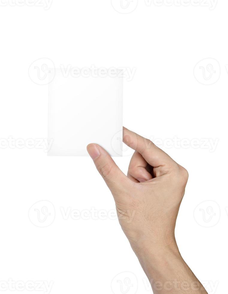 Main d'homme d'affaires tenant une carte de visite en papier vierge, isolée sur fond blanc photo