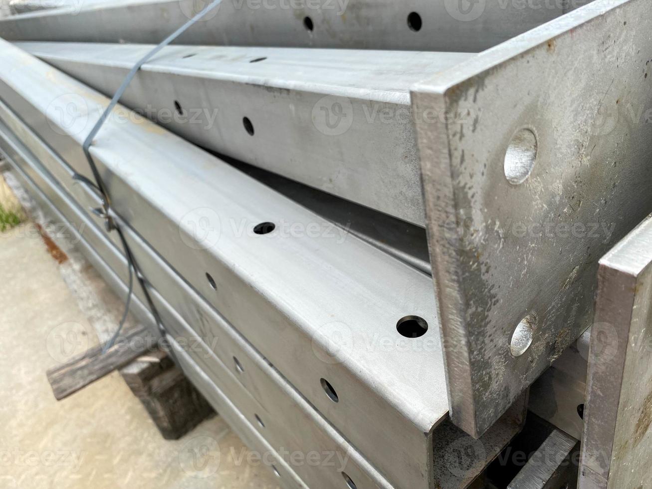 structures métalliques pour la construction et tuyaux sur palettes dans un entrepôt de stockage à ciel ouvert pour le stockage de matériaux et d'équipements industriels photo