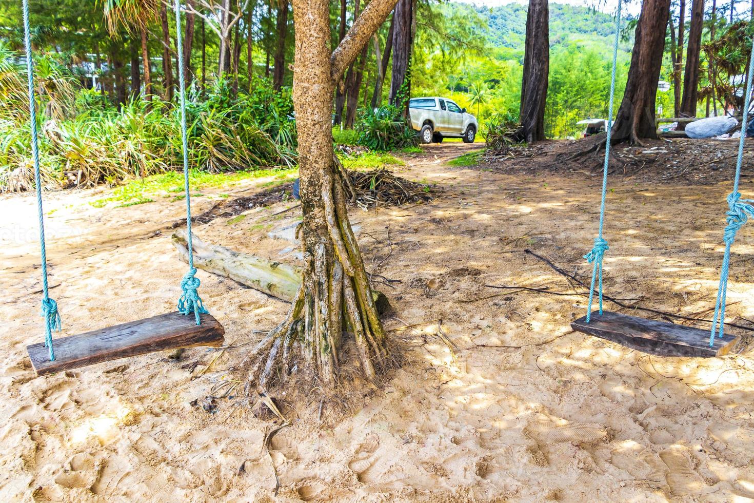 balançoire sur l'arbre au panorama de la baie de la plage de naithon phuket en thaïlande. photo