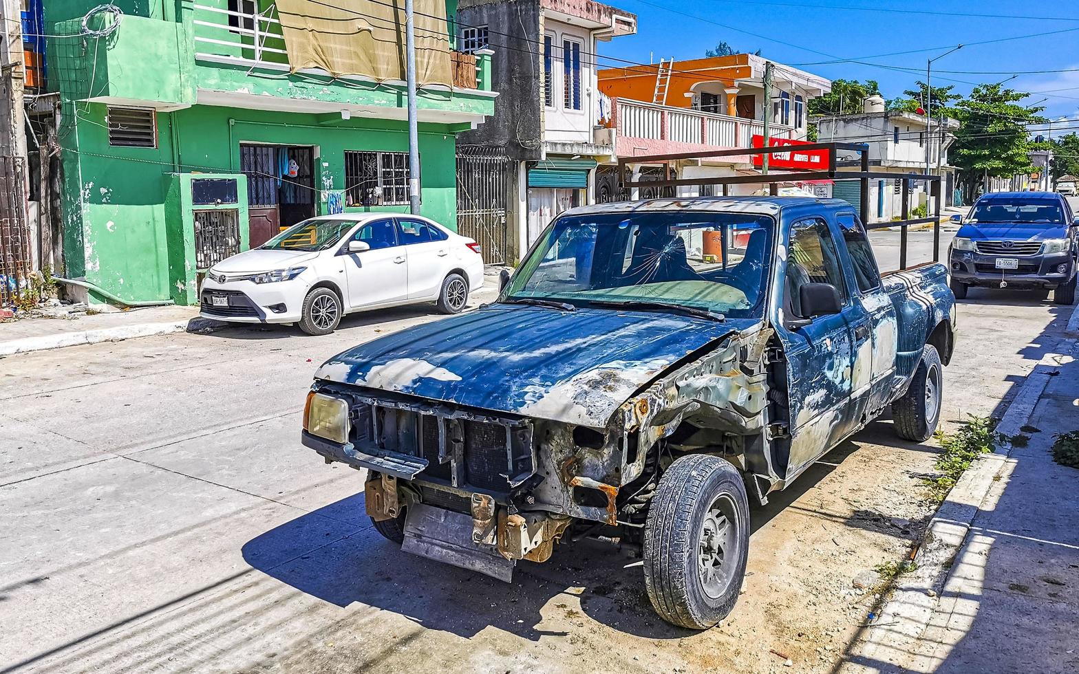 playa del carmen quintana roo mexique 2022 pneu cassé cassé voitures rustiques voiture playa del carmen mexique. photo