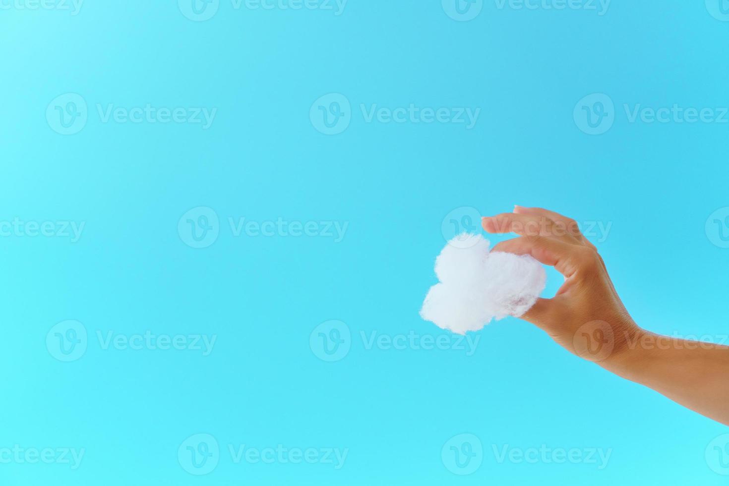 nuage blanc à la main contre le ciel bleu. photo