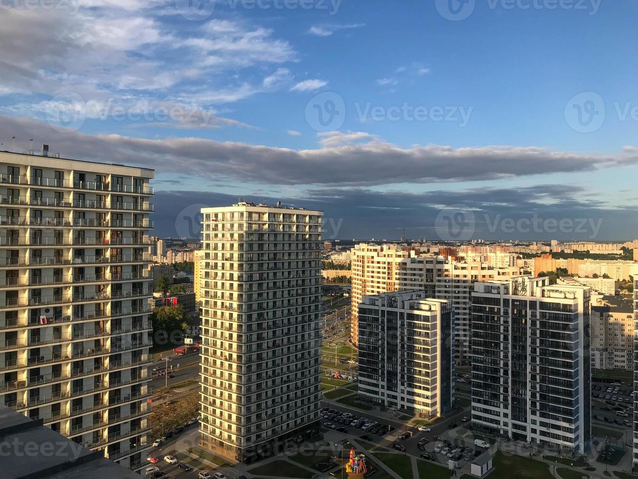 de hautes maisons de verre bleu et blanc se dressent dans le nouveau quartier. paysage urbain. style individuel des bâtiments à plusieurs étages. constructions ergonomiques et pratiques photo