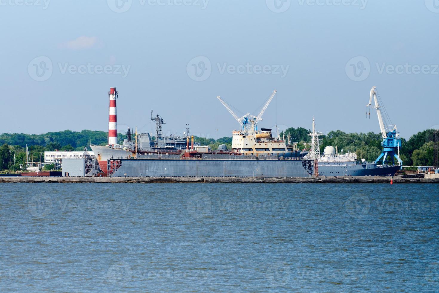 chantier naval pour navires de réparation et d'entretien, révision de navires de charge en quai de réparation, industriel photo