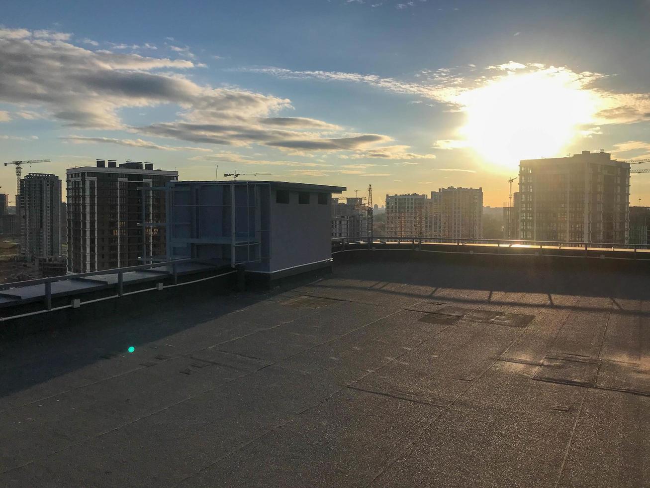 grand espace libre de détente sur le toit. toit intéressant et insolite, un lieu de rassemblement des voisins et un barbecue. espace libre pour les résidents d'une maison avec un transformateur photo