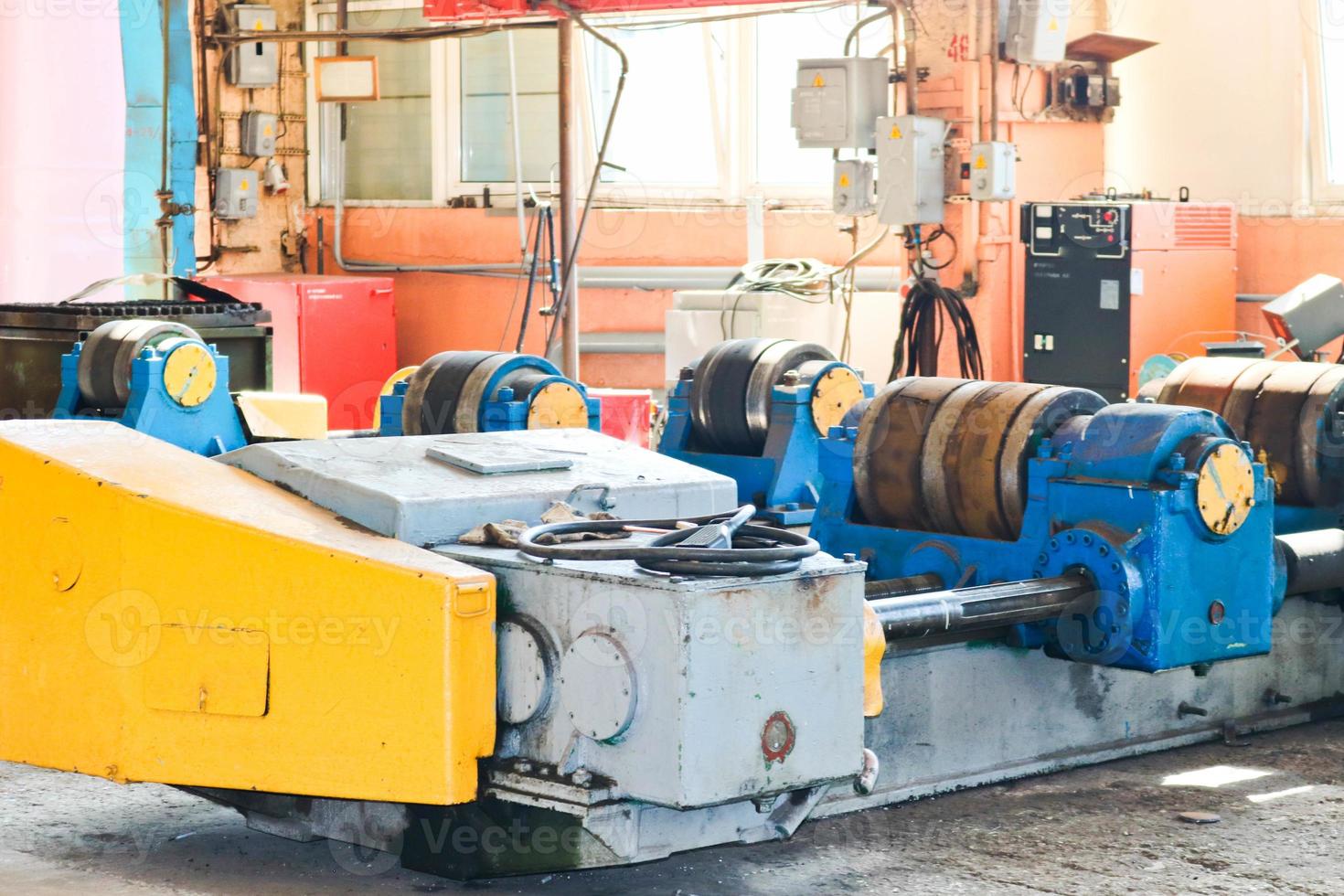 une grande machine en fer pour la fabrication de pièces métalliques, de pièces détachées dans les locaux industriels de l'atelier de la raffinerie de pétrole, de l'usine chimique, de l'entreprise photo