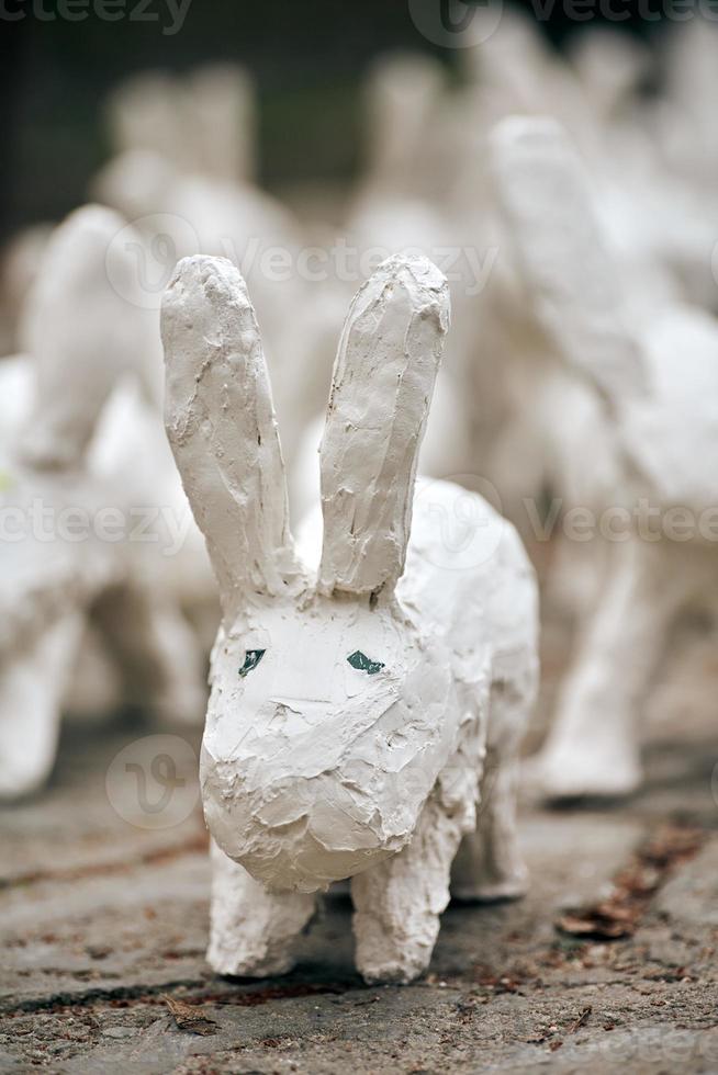 statues de lapin blanc en plâtre en gros plan, exposition d'art en plein air, lièvres blancs artificiels photo