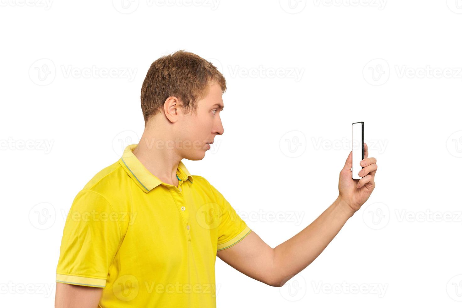 mec drôle en t-shirt jaune prenant des photos à l'aide d'un smartphone, mec avec téléphone portable, maquette blanche