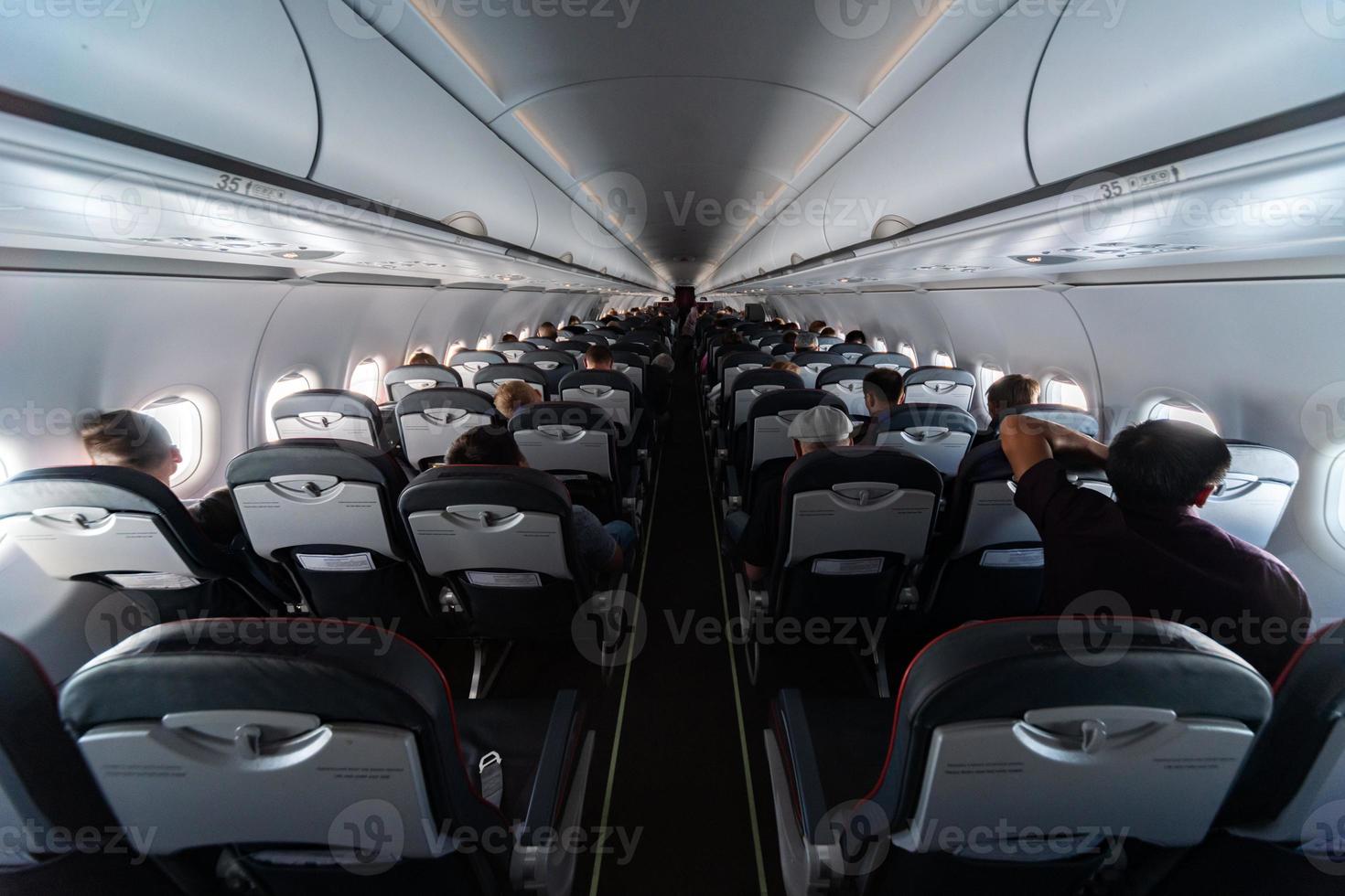 sièges de cabine d'avion avec passagers. classe économique des nouvelles compagnies low-cost les moins chères sans retard ni annulation de vol. voyage voyage dans un autre pays. photo