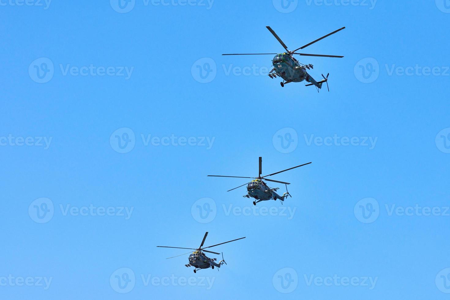 trois hélicoptères militaires volant dans le ciel bleu effectuant un vol de démonstration, un spectacle aérien, un espace de copie photo