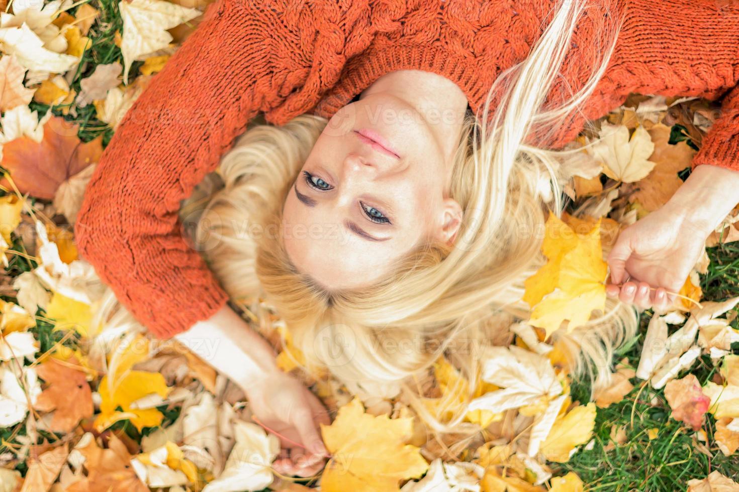 femme allongée sur des feuilles jaunes photo