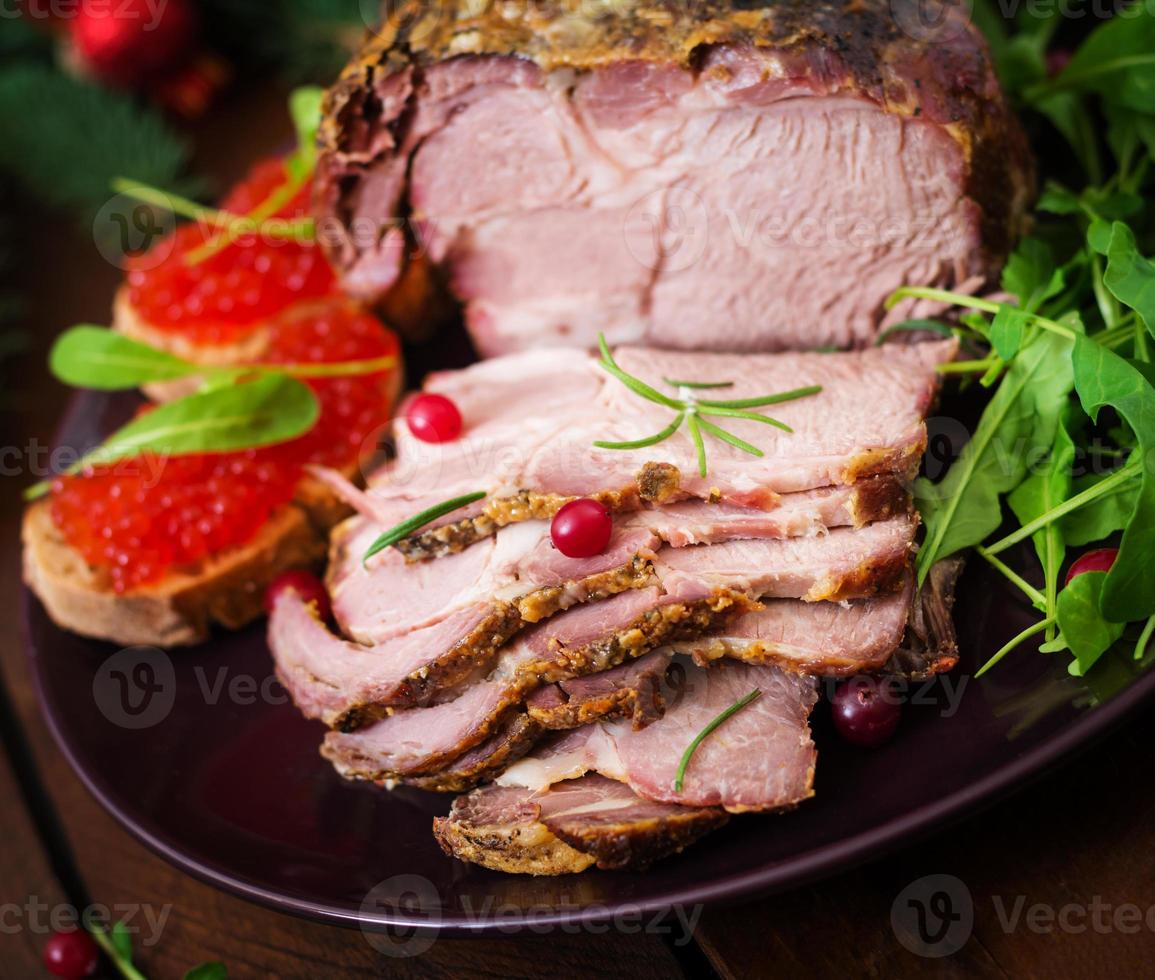 jambon cuit au four de noël et caviar rouge, servi sur la vieille table en bois. photo