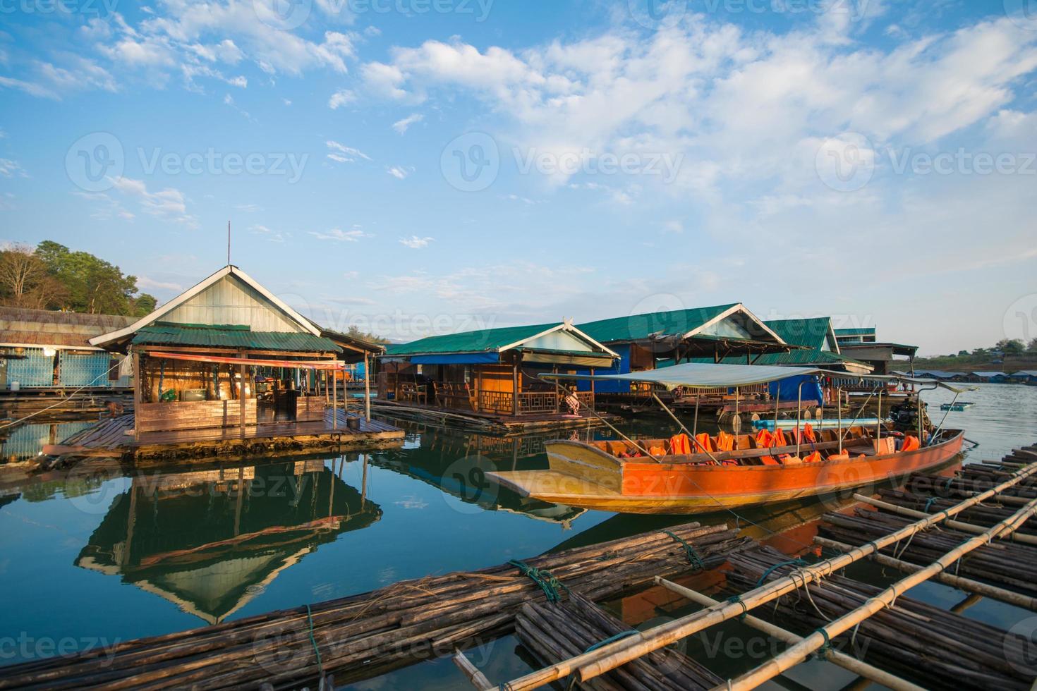 maison flottante en bois de style thaï à sangkhlaburi photo