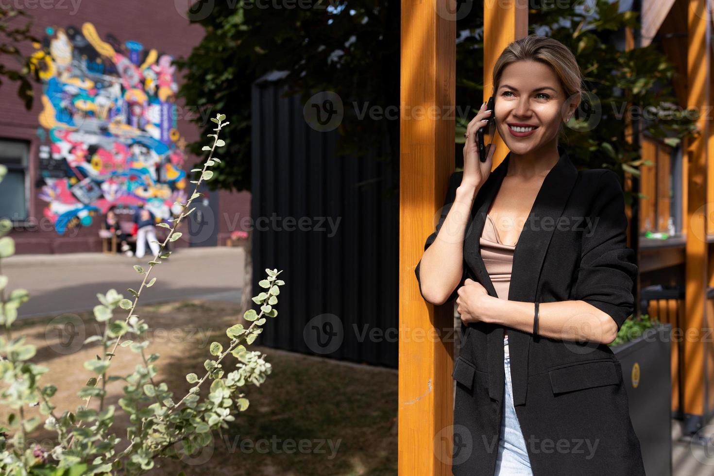 femme indépendante parlant au téléphone dans la ville photo