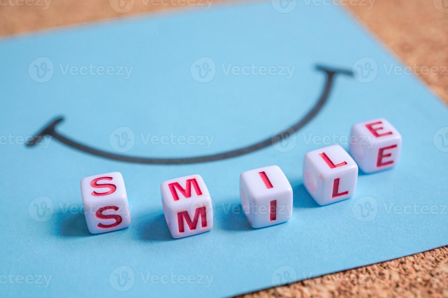 mot de sourire avec des lettres de cube rouge, des sentiments et des émotions photo