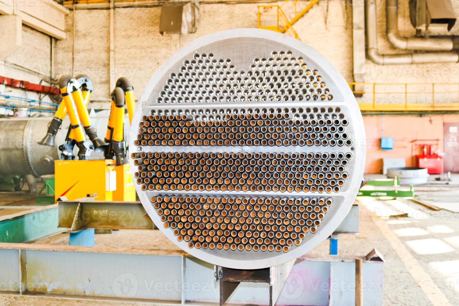 production d'un grand faisceau de tubes pour un échangeur de chaleur à coque et tube dans une salle de production industrielle d'un magasin avec des équipements dans une raffinerie de pétrole, une usine pétrochimique, une usine chimique, une entreprise photo