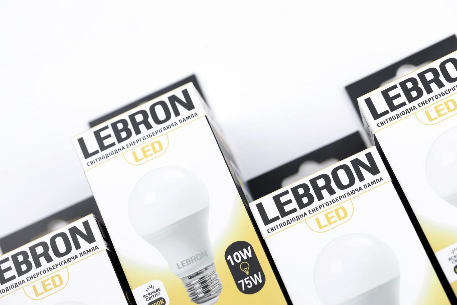 kharkov, ukraine - 30 mars 2021 de nombreuses ampoules à led lebron. lebron est un fabricant chinois d'équipements légers photo