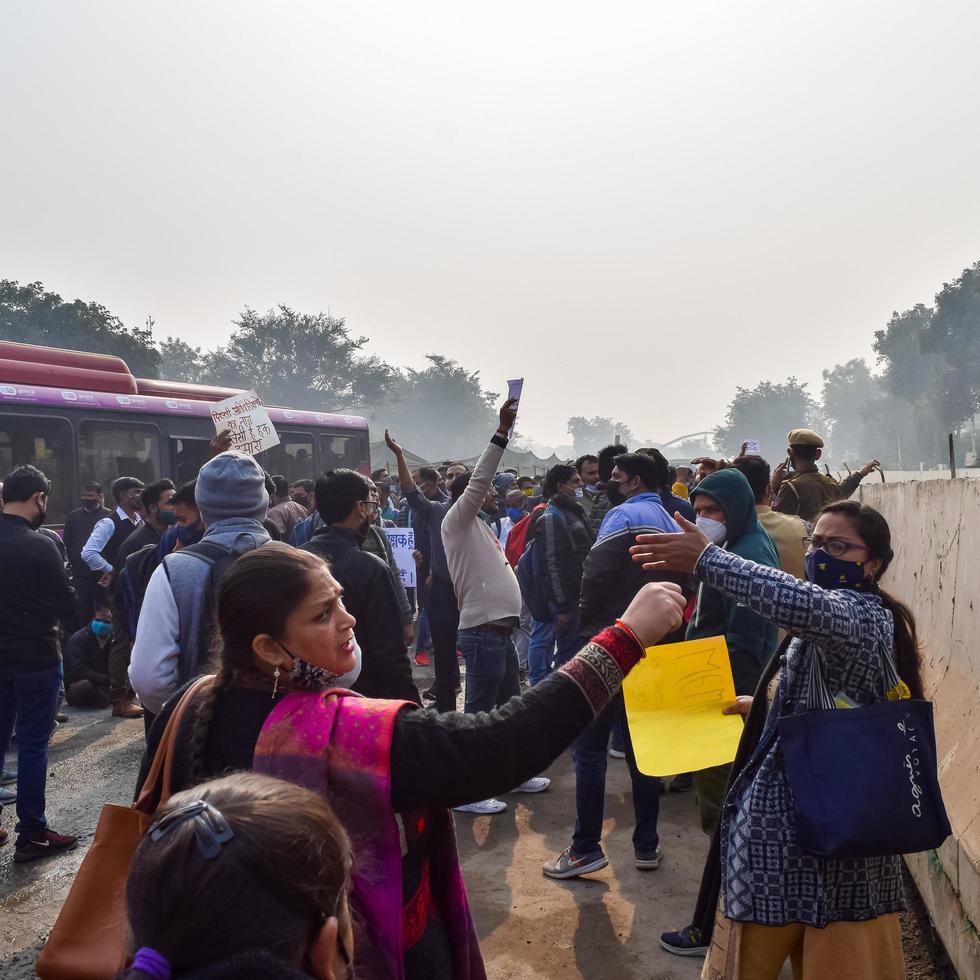 new delhi, inde décembre 25 2021 - delhi enseignants invités contractuels avec des affiches, des drapeaux et des graffitis protestant contre le gouvernement aap de delhi pour avoir élaboré une politique, les enseignants invités de delhi protestant photo