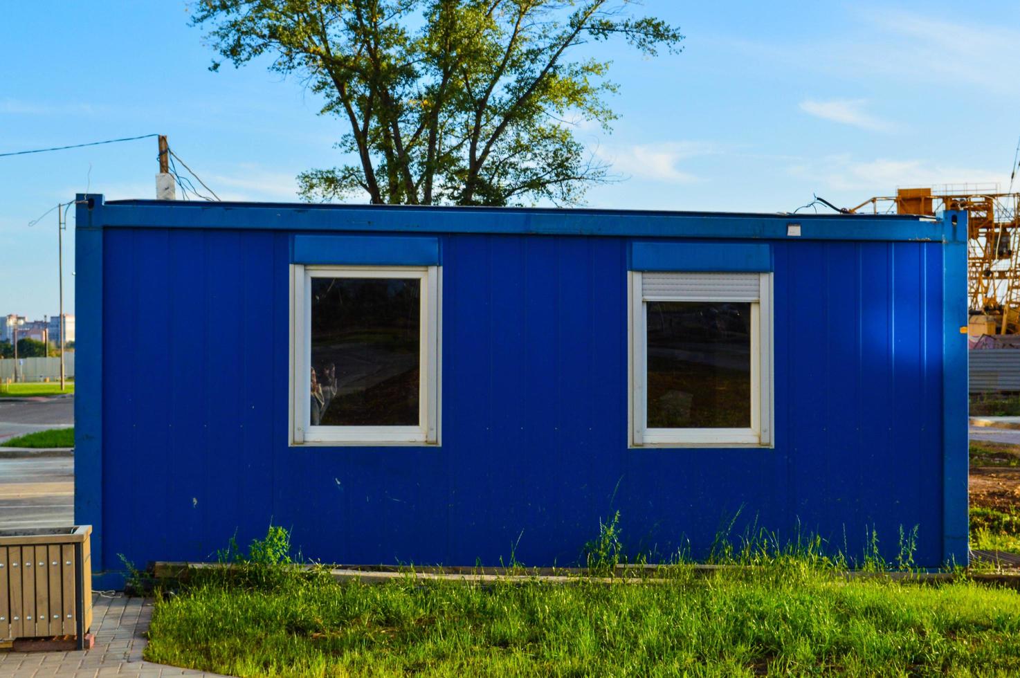 maison électrique avec lignes électriques. maison en béton avec isolation et climatisation pour blindages électriques. construire un local technique avec des fenêtres pour stocker les constructions de création lumineuse photo