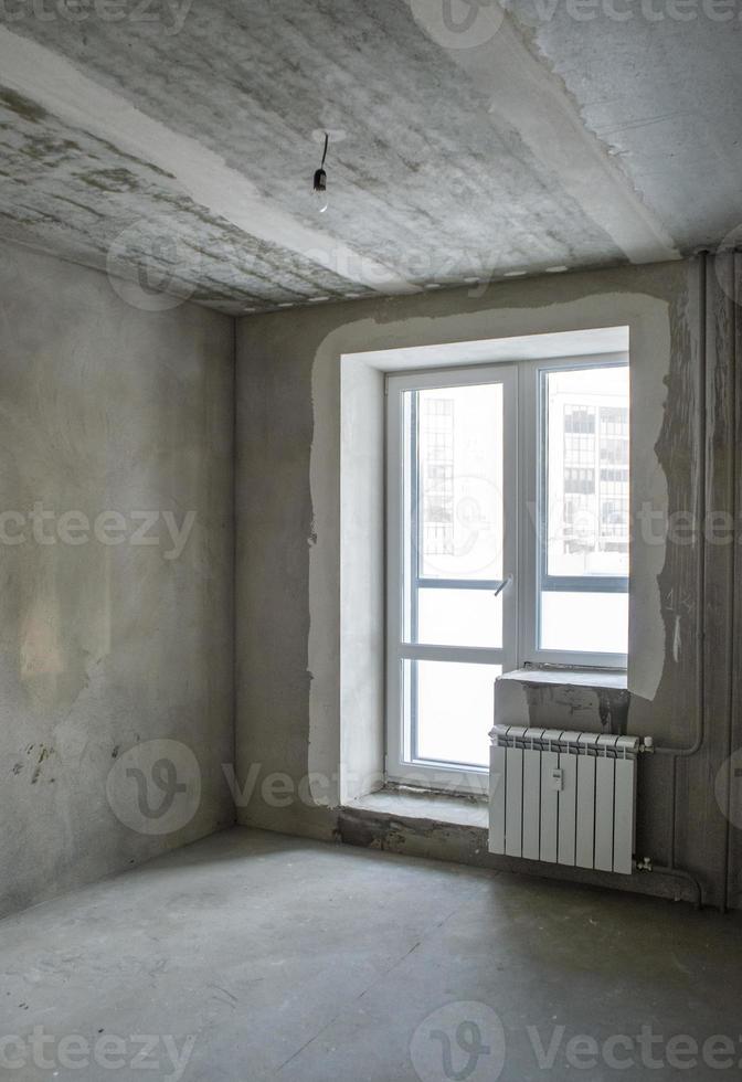 bâtiment inachevé. finition brute de l'appartement. chambre avec des murs en béton plâtré. photo