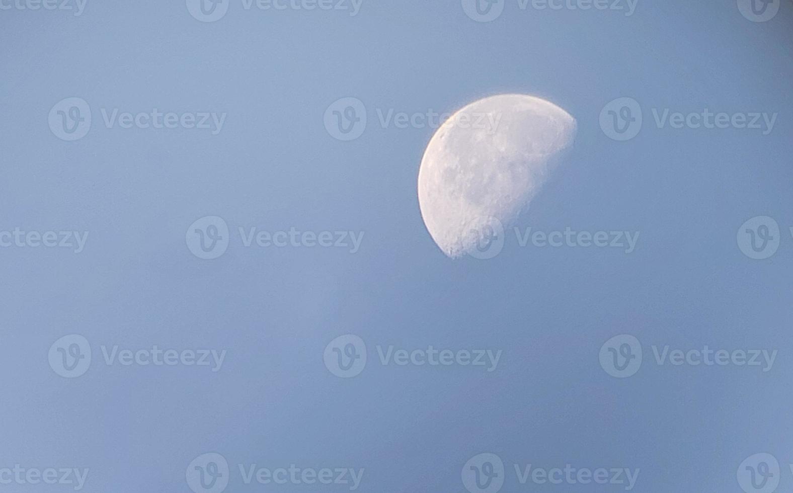 lune du matin dans le ciel bleu photo