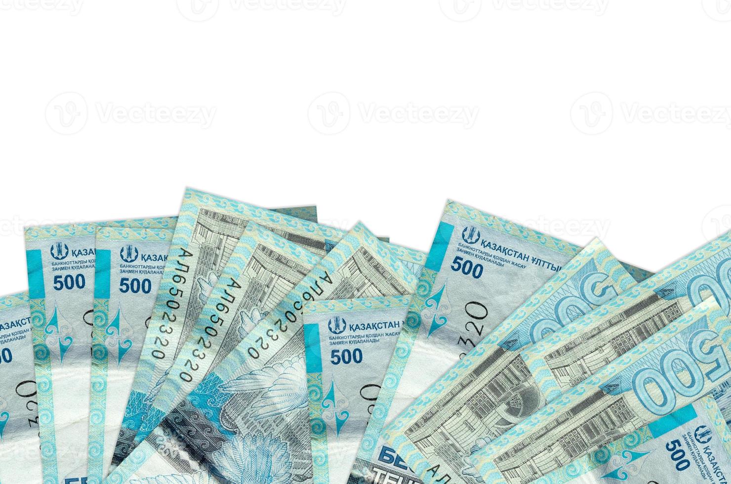 500 factures de tenge kazakhstani se trouvent sur le côté inférieur de l'écran isolé sur fond blanc avec espace de copie. modèle de bannière de fond photo