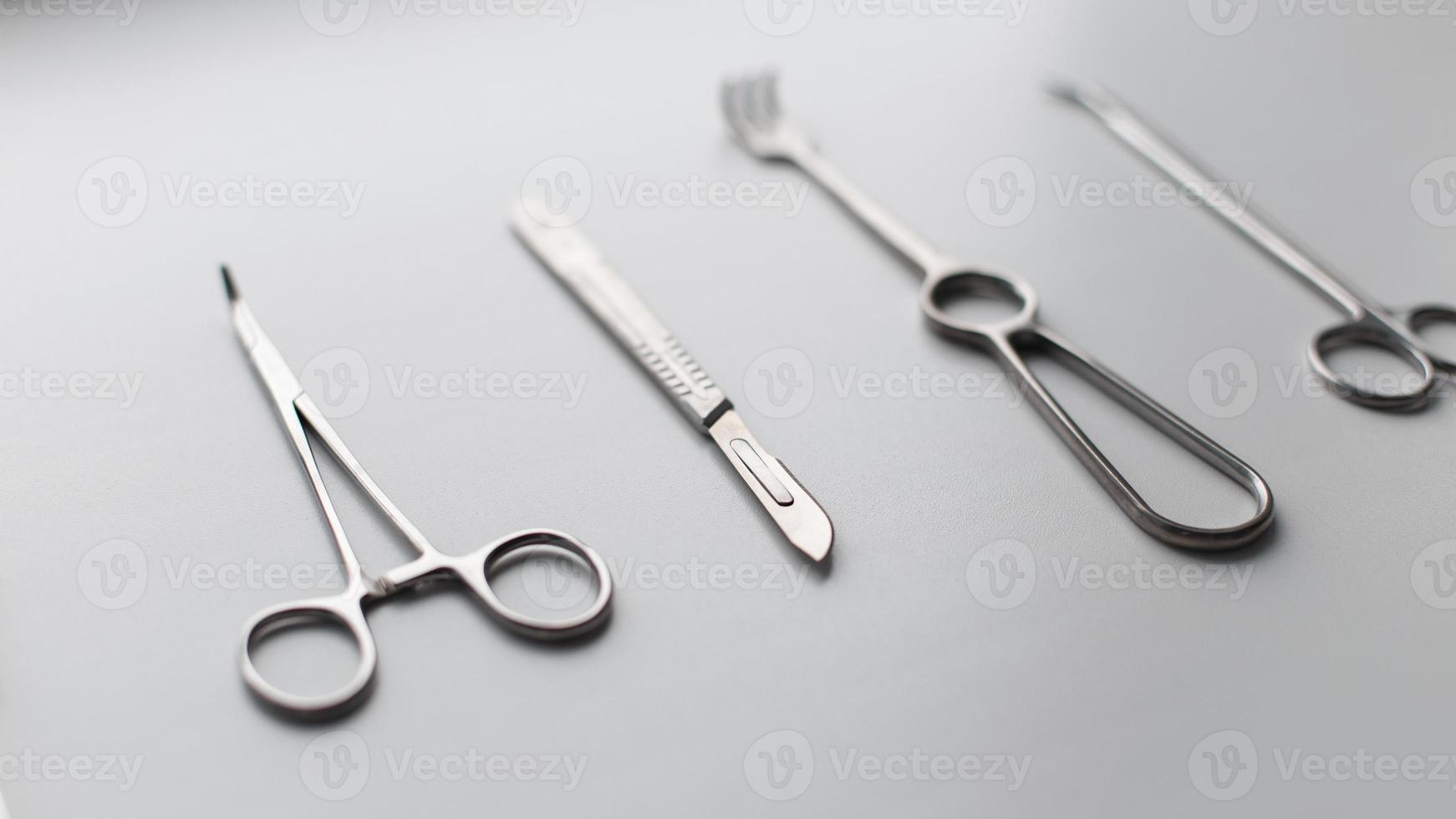 ensemble métallique d'instruments médicaux lame de scalpel, ciseaux, pinces, pinces, pinces sur fond blanc photo