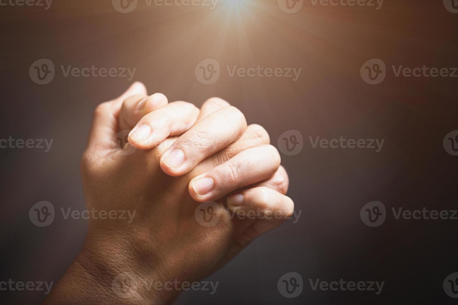 concept de religion chrétienne. prière de crise de la vie chrétienne à dieu. la femme prie pour la bénédiction de Dieu pour souhaiter avoir une meilleure vie.la femme adore la main de Dieu. demander pardon et croire en la bonté. photo